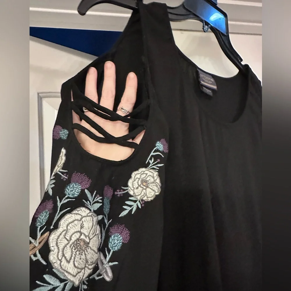 Outlander - Black Cold shoulder Top with Floral Thistle Accents - Picture 4 of 6